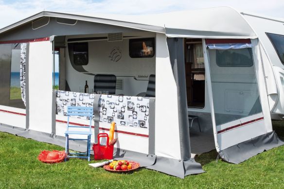 Vorderwand halb oder ganz zur Veranda abrollen und Verandaeffekt genießen.